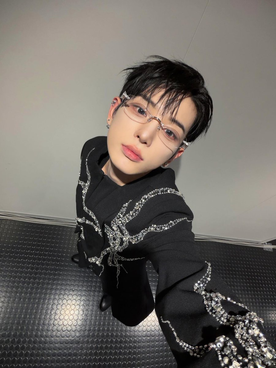 y u r i i ＊です。② Post by 𝑌𝑢𝑟𝑖˚₊·—̳͟͞͞♡⟢ on X: 😵‍💫