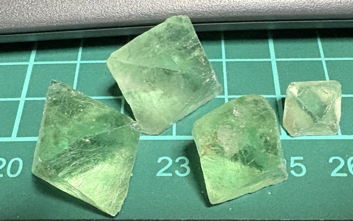 蛍石の壺 そういやこの前博石館でとってきた蛍石、形も綺麗だしどうにかしたいな