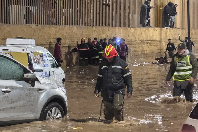 تحذيرات من أمطار وسيول وتعليق الدراسة في دول عربية 