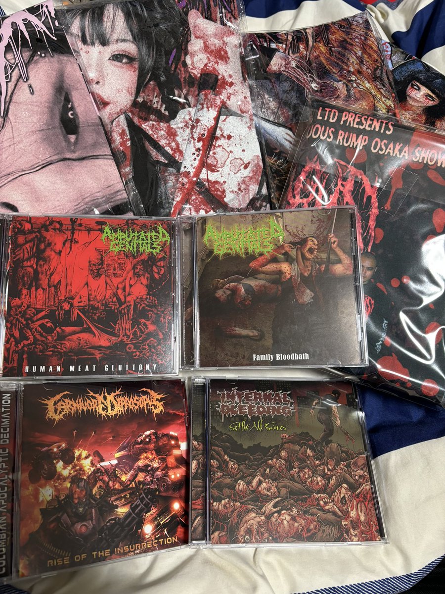 昨日のFatuous Rumpめっちゃ楽しかったです！larryさんめっちゃ盛り上げ上手！
画像は物販で買ったやつとか