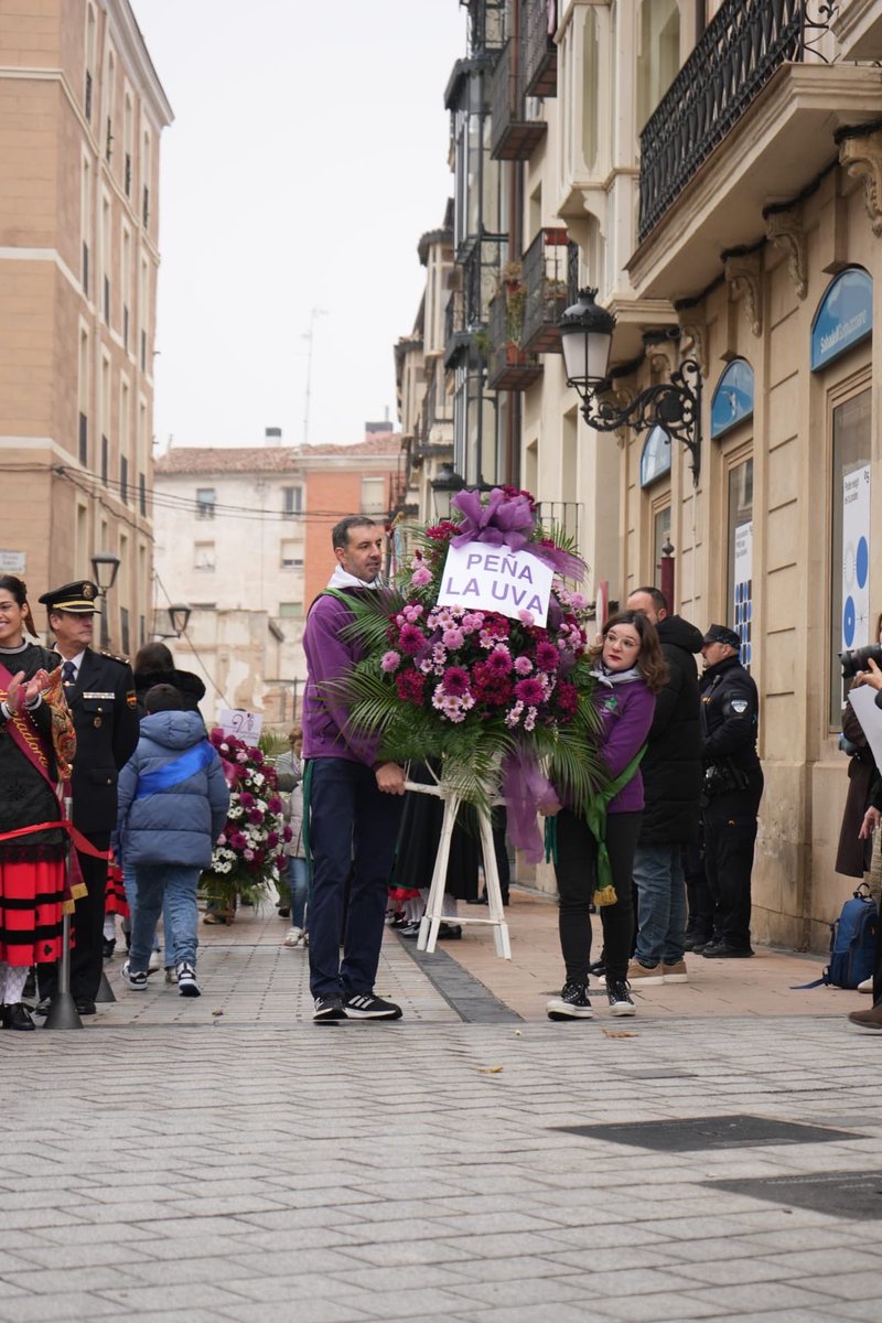 Ayer acudimos a la Ofrenda de flores a nuestra patrona la Virgen de la Esperanza. 💐🌹

Estuvimos representados por nuestra Miss Garnacha y Nuetro Mister Tempranillo!! 👸🏻🤴🏻