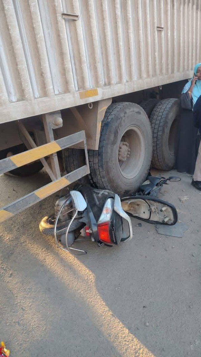 कात्रज कोंढवा रोडच्या बेशिस्त वाहतुकीचा आज अजून एक बळी...

आज कोंढवा रोड येथे छत्रपती शिवाजी महाराजांच्या पुतळ्याचे अनावरण दुपारी माननीय मुख्यमंत्री Devendra Fadnavis साहेब यांच्या हस्ते होत आहे,

त्यामुळे रस्ता तळ्याजवळ वळविण्यात आला असल्याने  रोडचा अंदाज न आल्यामुळे आमच्या