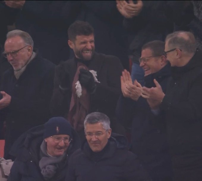 بايرن ميونخ يستقبل نجمه السابق توماس مولر بحفاوة كبيرة خلال متابعته تعادل الفريق أمام ماينز (2-2).. المدير الرياضي ماكس إيبرل علّق مازحًا: «توماس يتكلم كثيرًا، وأنا أكثر هدوءًا لكن الأجواء كانت ممتعة»، فيما واصل البافاري صدارته للبوندسليغا بفارق 9 نقاط 