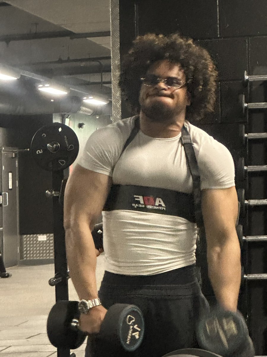 traBdaS's tweet photo. arms need their own day 😎 https://t.co/pElo6FfLsa