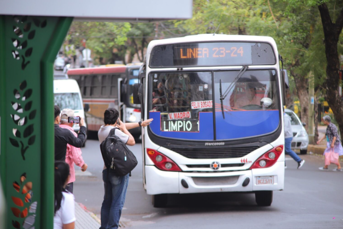 robertoperezpy's tweet photo. EN LÍNEA|📞Cesar Ruiz Diaz, presidente de la CETRAPAM

🔴Anuncia primeras líneas de buses con transbordo gratuito

🗣️"Basado en un acuerdo privado entre empresas, con el que hay por parte del  Ministerio de Transporte, se genera lo que es el transbordo entre empresas"
#PPpy #650AM