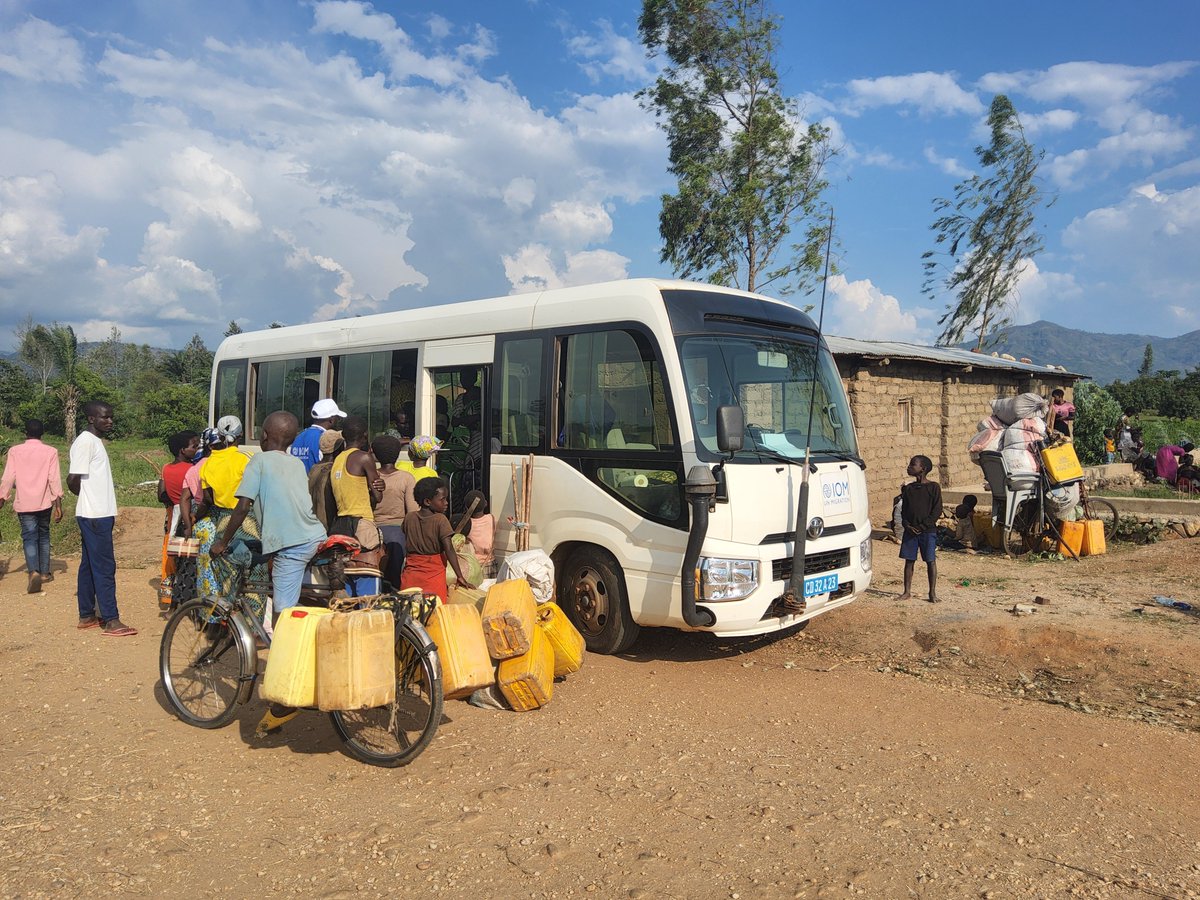 Escalating violence in eastern 🇨🇩 is driving thousands of people to cross into 🇧🇮.

<a href="/IOMBurundi/">IOM Burundi 🇺🇳</a>, with government &amp; partners, is supporting safe relocation of Burundian returnees &amp; assessing protection and humanitarian needs.

Support is urgently needed to meet increasing needs.