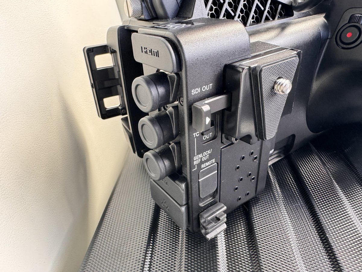 TGTV_STRM's tweet photo. 弊社媒体でInterBEEの取材をZ300で行いました！総合的にはZ280を強化した完成版って感じで使いやすかったですね。
モニターアームも過去一丈夫でZ1J時代からあった水平が曲がるという事もなくなりました！

Vマウントは、突起物が干渉してVバッテリーの装着は無理でしたが、
#Z300
#カムコーダー
#SONY https://t.co/Xwy5WtYvdq