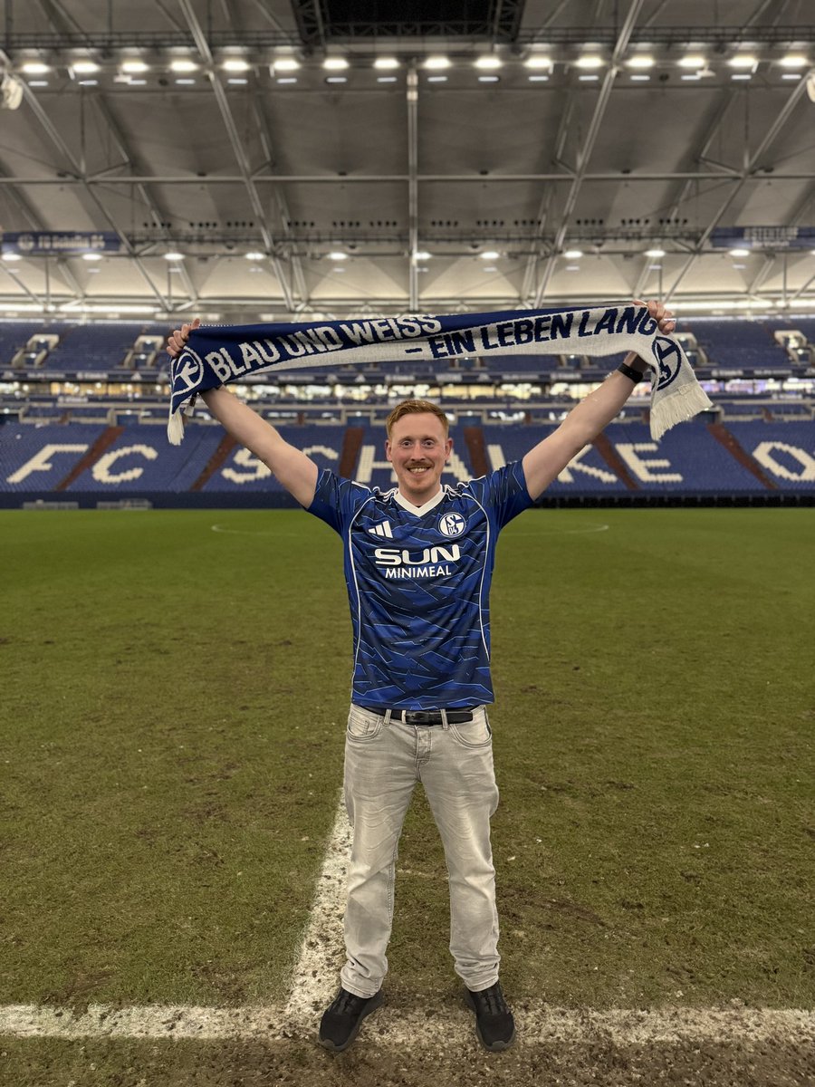 SAVE_X_GmbH's tweet photo. SAVE-X gratuliert dem @s04  aus vollem Herzen zur vorzeitigen Herbstmeisterschaft. 

Kein Titel von dem man sich etwas kaufen kann, aber bitte einmal kurz innehalten und reflektieren, wo man vor 6 Monaten noch stand. Und jetzt genießen! Wahnsinn! 

Danke für euren unbändigen Willen, eure unermüdliche Arbeit und eure grandiose Leistung. Ob auf oder neben dem Platz! 

Danke auch für die tollen Momente im Business Kreisel. Wir sind glücklich & stolz an eurer Seite zu sein. Glückauf!  💙🤍⚒️

Schöne & erholsame Feiertage wünschen wir euch! 🎄💫