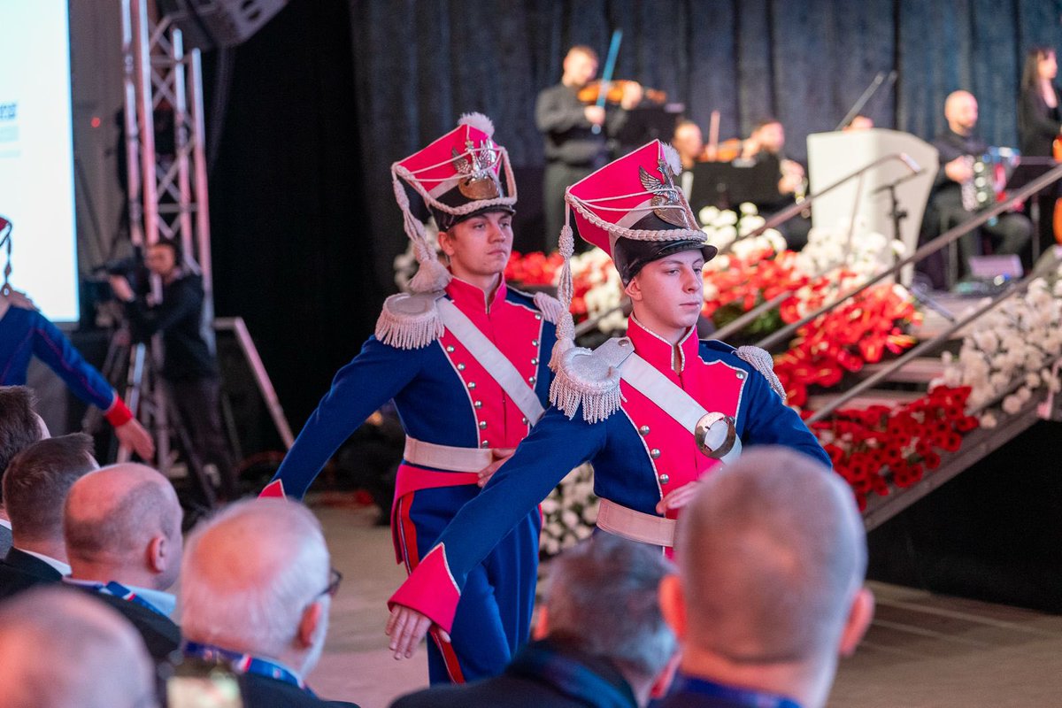 Poruszające wystąpienie Prezydenta Wałbrzycha o historii kopalń, pracy górników, kopalni Thorez i strajkach, które kształtowały miasto.
Po hymnie państwowym w Wałbrzychu obecny jest także Premier Donald Tusk.
<a href="/RomanSzelemej/">Roman Szełemej</a>