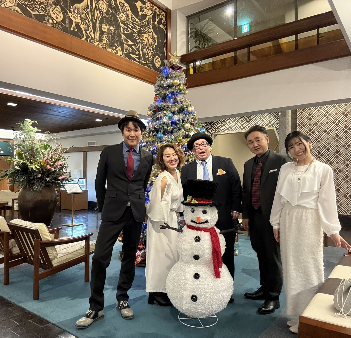 gibson_keisuke's tweet photo. 昨日は倉敷水島ロータリークラブさんにお呼ばれして倉敷国際ホテルにてGingerライブでございました👏
クリスマス🎄ですなぁ
良い夜の一助になってたら嬉しいな☺️
しーゆー
ねくすと
たいむ
#アカペラ
#GingerBreads
#倉敷国際ホテル
#松本圭介 https://t.co/rGi7ACqSTU