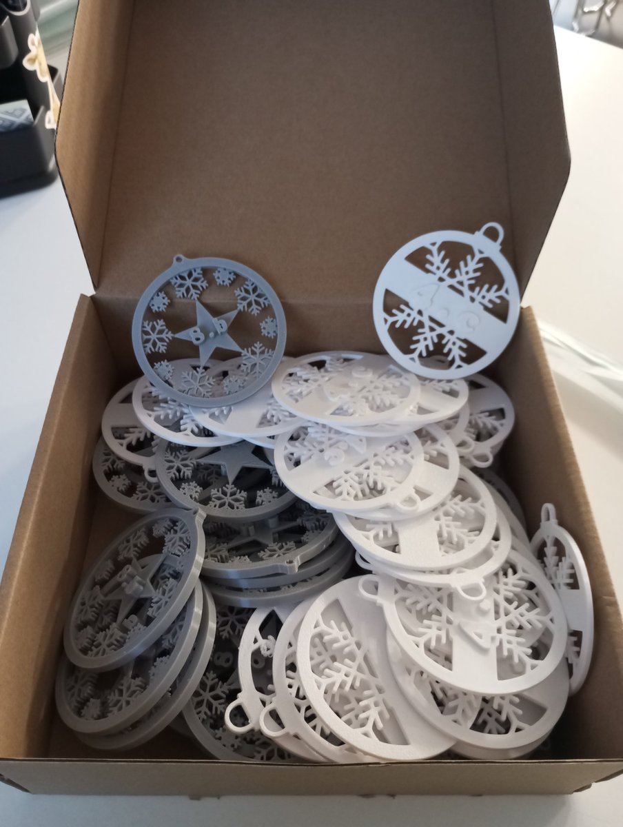 Šodien rūķu tēlā un darbos. Gatavojos piektdienai, lai katram no saviem 52 audzināmajiem iedotu pa vienam īpašam bumbulim. Katrā bumbulī ieiešu lentīti un vēl mazu kārumiņu klāt.