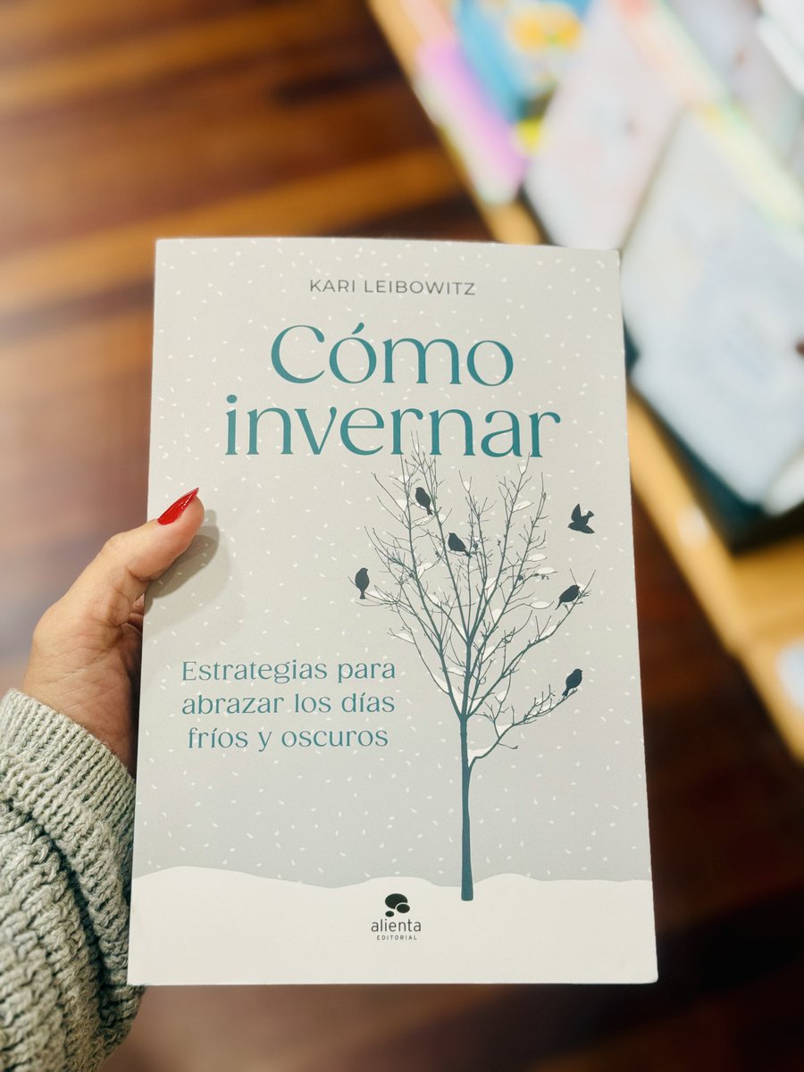 Alienta's tweet image. ❄️ Hay inviernos que pesan… y otros que, si aprendemos a mirarlos distinto, pueden sostenernos.

Si en los meses fríos te notas apagado o sin ganas, este libro te acompaña con una idea preciosa: no siempre podemos cambiar el cielo gris, pero sí nuestra manera de vivirlo.