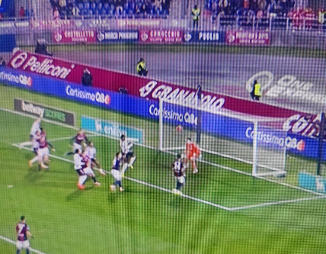 Fino agli anni 90 / primi anni 2000, questo non erano mai gol. 
Perché? Perché i portieri uscivano. Per me non si può vedere una roba del genere, c'è stata un'involuzione incredibile, sotto questo aspetto. Hai un giocare che può usare le mani e le usa solo tra i pali, ormai. Qui