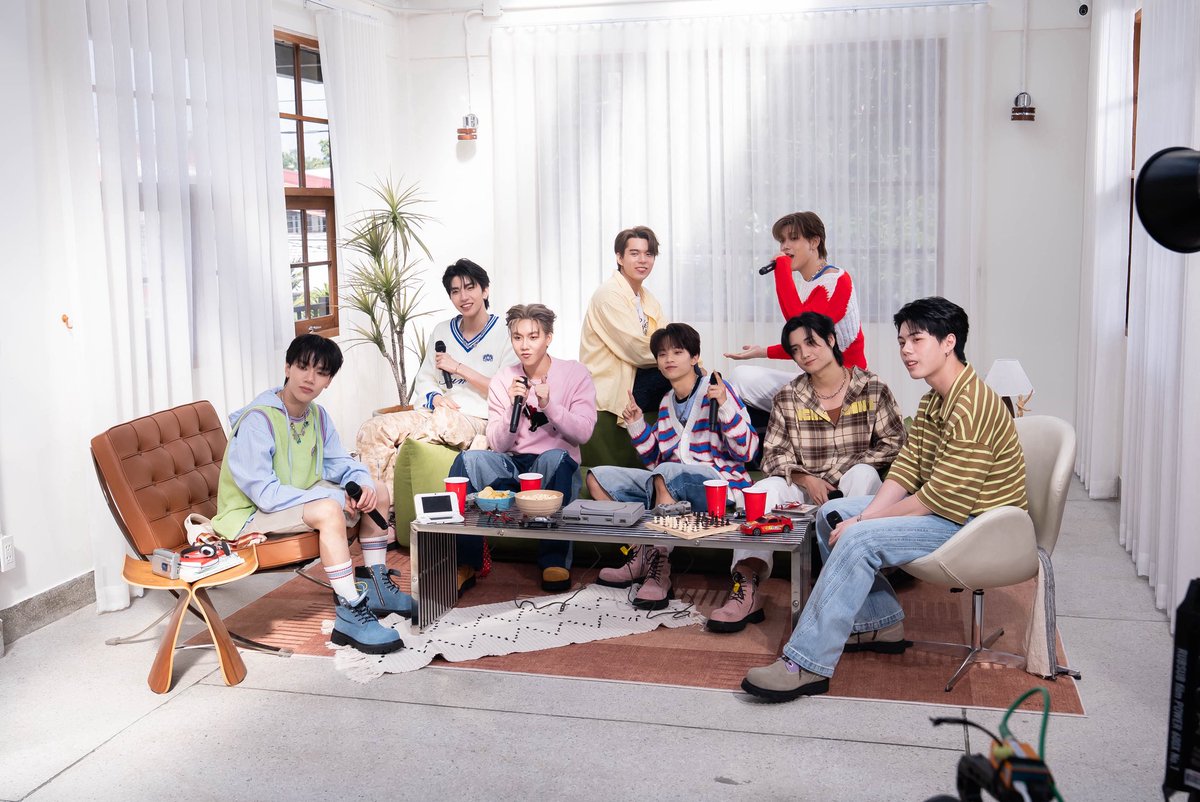 LE7EL_Official's tweet image. 🎞️ เก็บภาพบรรยากาศเบื้องหลังในกองถ่าย ‘LE7EL – LEVELING UP | R&amp;amp;B VERSION’ มาฝากทุกคนครับบ แล้วก็ขอฝาก version นี้ไว้ในใจทุกคนด้วยนะค้าบ 🆙🤍 

🔗 youtu.be/bkJu54SWTJ4

#LE7EL_LEVELINGUP  
#LE7EL #LEVELINGUP
#LEVELINGUP_Challenge