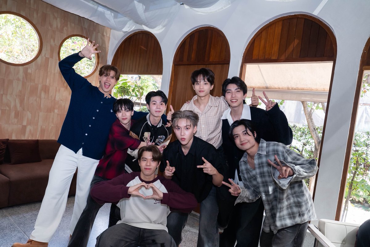 LE7EL_Official's tweet image. 🎞️ เก็บภาพบรรยากาศเบื้องหลังในกองถ่าย ‘LE7EL – LEVELING UP | R&amp;amp;B VERSION’ มาฝากทุกคนครับบ แล้วก็ขอฝาก version นี้ไว้ในใจทุกคนด้วยนะค้าบ 🆙🤍 

🔗 youtu.be/bkJu54SWTJ4

#LE7EL_LEVELINGUP  
#LE7EL #LEVELINGUP
#LEVELINGUP_Challenge