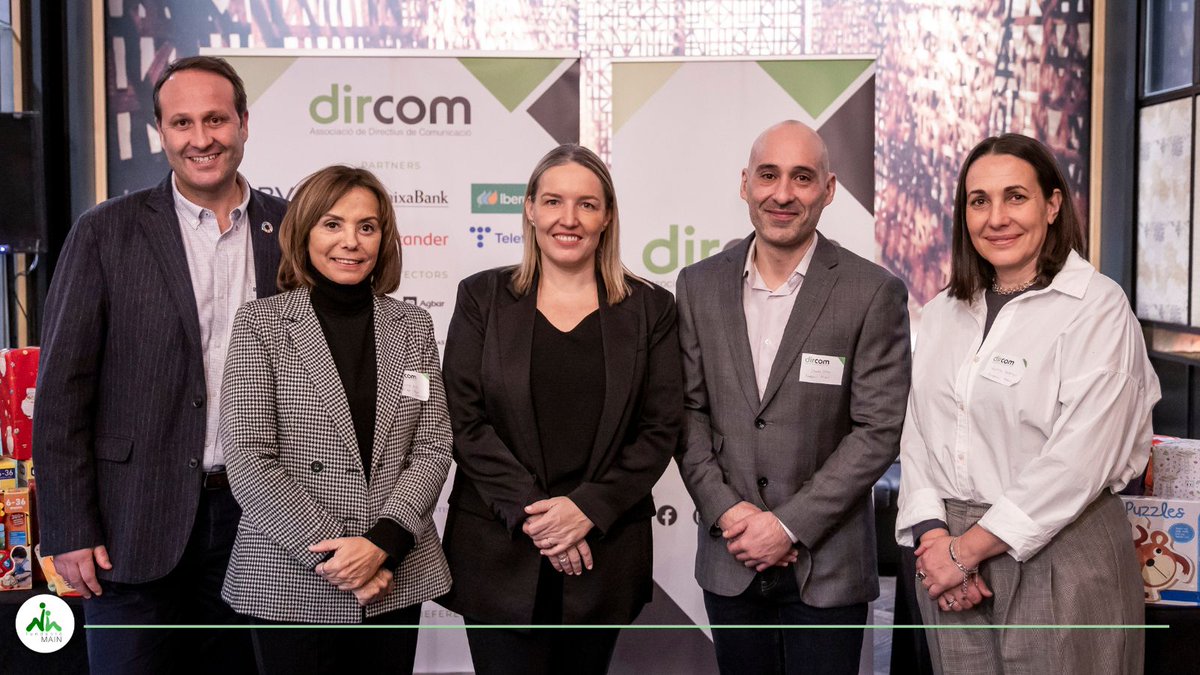 fundaciomain's tweet photo. El passat 10 de desembre va tenir lloc el Còctel Solidari de Nadal de @DircomSpain celebrat a CaixaForum Barcelona i en el que han col·laborat amb la Fundació Main amb l'entrega de joguines pels infants que atenem a l'Espai Koala.
#FundacioMain #GenerantOportunitats https://t.co/hg2k3RFUVo