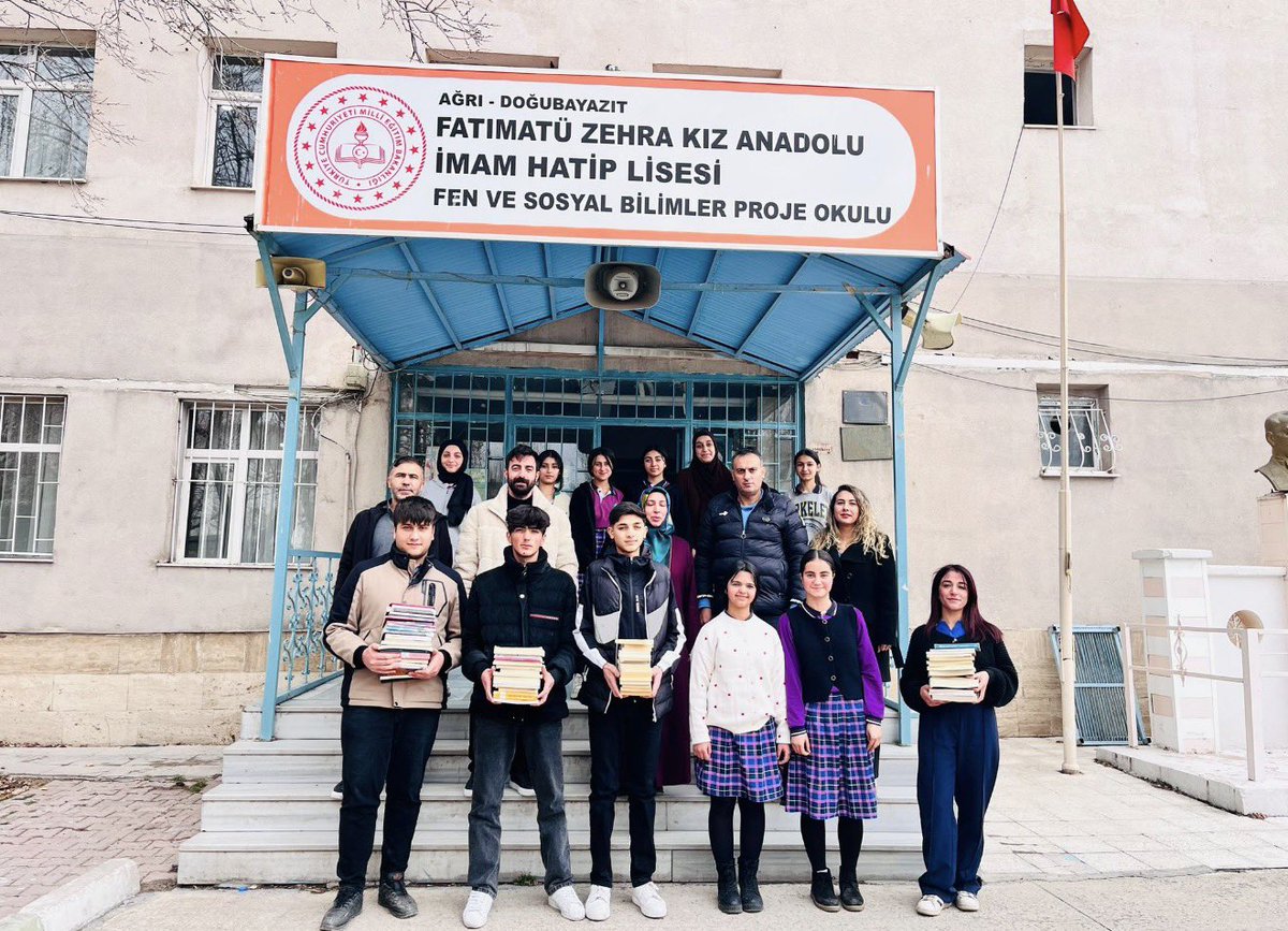CelaliMtal's tweet photo. “Okulun Kalbi Kütüphaneler” projesi kapsamında gerçekleştirdiğimiz liseler arası kitap bağış kampanyası ile toplanan kitaplarımızı teslim ettik. Emeği geçen öğretmen ve öğrencilerimize teşekkür ederiz. @dogubayazitmem @sendavut4848 @agrimem @hasan_kokrek @agri_mem_arge https://t.co/NtdILQ4DNM
