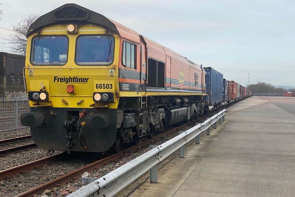 RAIL_NEWS_UK's tweet image. UK manufacturer wins 150 wagon order for Freightliner dlvr.it/TPqN44 #AxiomTF20 #FreightlinerUK #Porterbrook #Railfreight