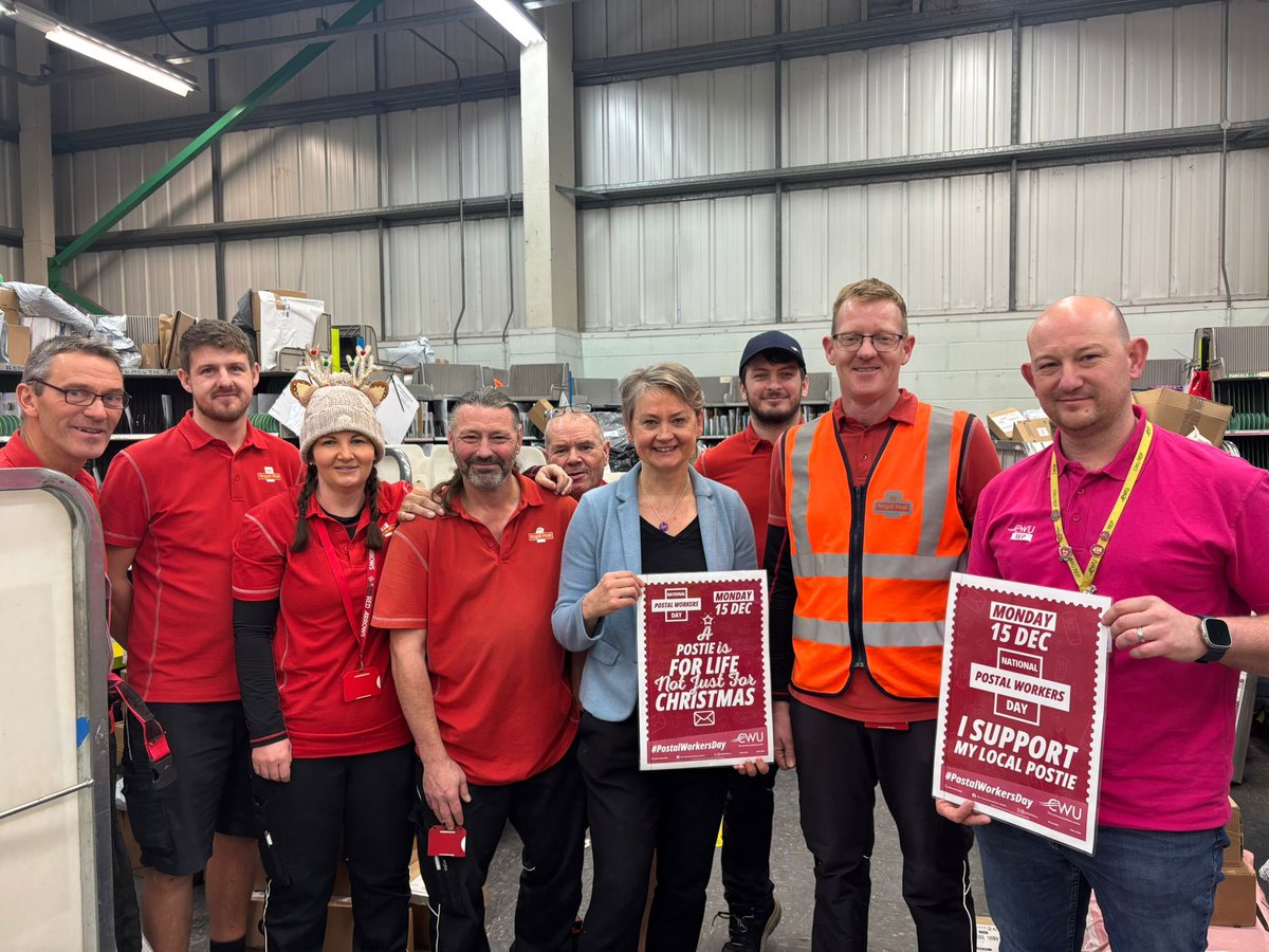 HaslamOriginal's tweet photo. @YvetteCooperMP thanked all postal workers alongside Leeds No1 Branch Secretary, Scott @HaslamOriginal at Whitwood DO @CWUnews 

#postalworkersday https://t.co/5N1gEB0mmd