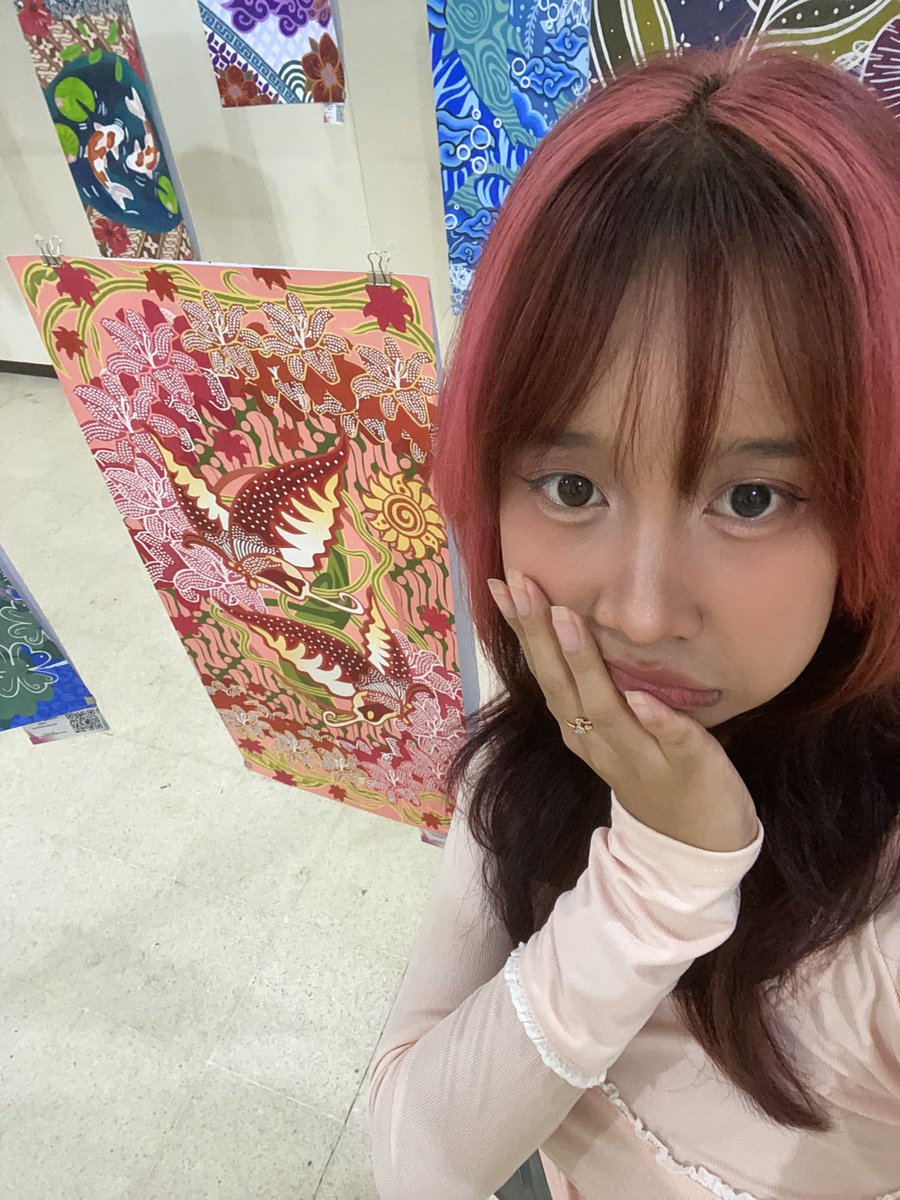 aurorealism's tweet image. the art and the artist! (come here ke pameran designoholic teman-teman malang!) ❤️🌺