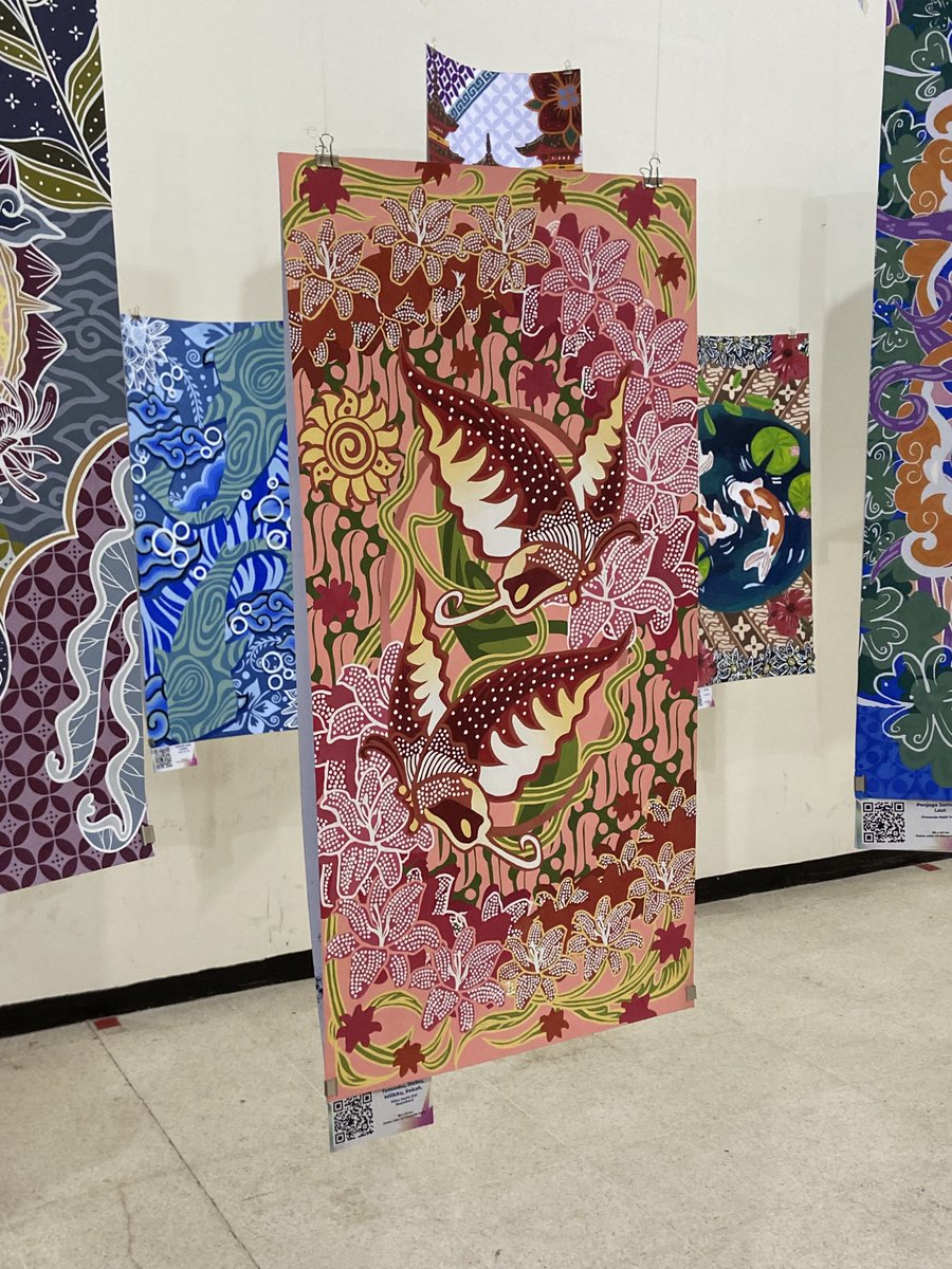 aurorealism's tweet image. the art and the artist! (come here ke pameran designoholic teman-teman malang!) ❤️🌺