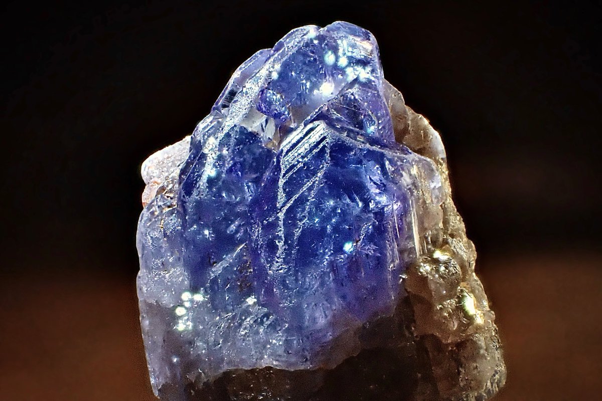 鉱物アドベントカレンダー2025 タンザニア、メレラニ鉱山で産出される