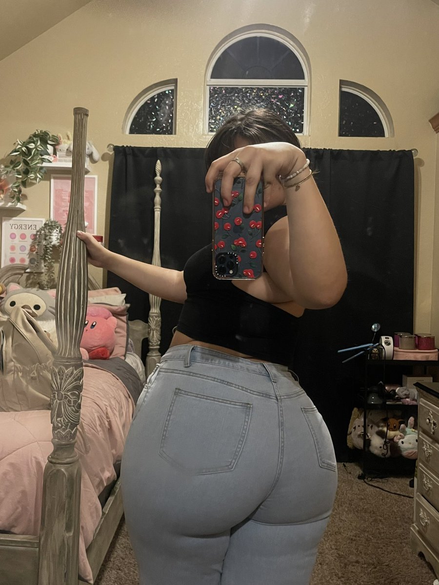 UneEtouffeuse's tweet photo. Mon corps parle pour moi : tu obéis, point.
#Femdom #Findom #MoneySlave #PayPig #WalletDrain #HumanATM #SubmissiveMen #TotalSubmission #ControlMind #Facesitting #BreathControl #Asphyxie #FartFetish #HumiliationKink #FootFetish #FeetWorship #KneelForFeet #BlackmailFantasy https://t.co/tziGgaMVAu