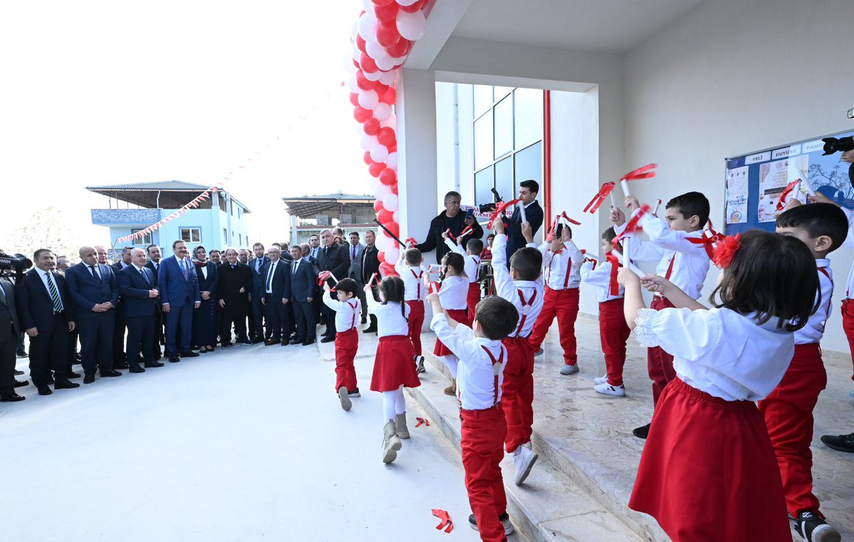 RHisarciklioglu's tweet photo. 📍Buldan - Denizli

Türkiye’nin geleceğine yatırım yapmaya devam ediyoruz. 🇹🇷 

Denizli Buldan TOBB Anaokulu’nda öğrencilerimizle bir araya geldik. Okulumuz öğrenci ve öğretmenlerimize hayırlı olsun.

Evlatlarımızı gözlerinden öpüyor, başarılar diliyorum.

Heyecanlı ve gururluyuz.

81 ilimizi eğitim tesisi ile donattık.

Milli Eğitim Bakanlığı iş birliğiyle başlattığımız "154 İlçeye 154 Okul" projemiz tamamlandığında 307 eğitim tesisini ülkemize ve çocuklarımıza armağan etmiş olacağız.🧿

Çabamız ülkemizin yarınları,
çocuklarımızın geleceği için.

#TOBB307egitimtesisi