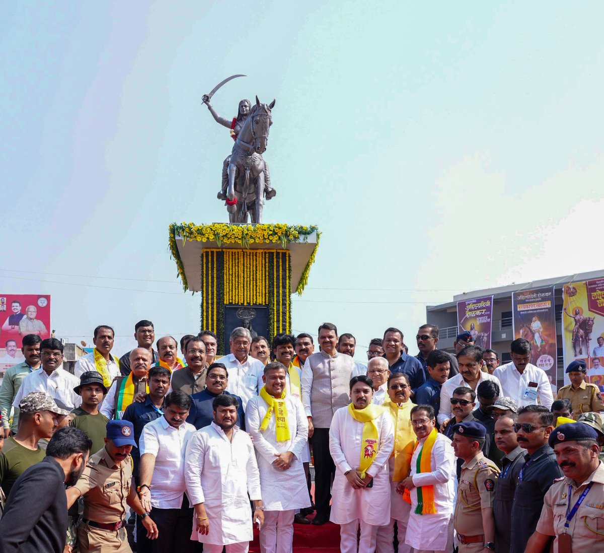 CMOMaharashtra's tweet image. पुण्यश्लोक अहिल्यादेवी होळकर म्हणजे...धर्म, शौर्य आणि लोकप्रशासन कार्याची प्रेरणा!

मुख्यमंत्री देवेंद्र फडणवीस यांच्या हस्ते आज सांगली येथे पुण्यश्लोक राजमाता अहिल्यादेवी होळकर यांच्या अश्वारूढ पुतळ्याचे अनावरण आणि महावितरणच्या 5 नवीन 33/11 के.व्ही. उपकेंद्रांचे (ऑनलाईन)…