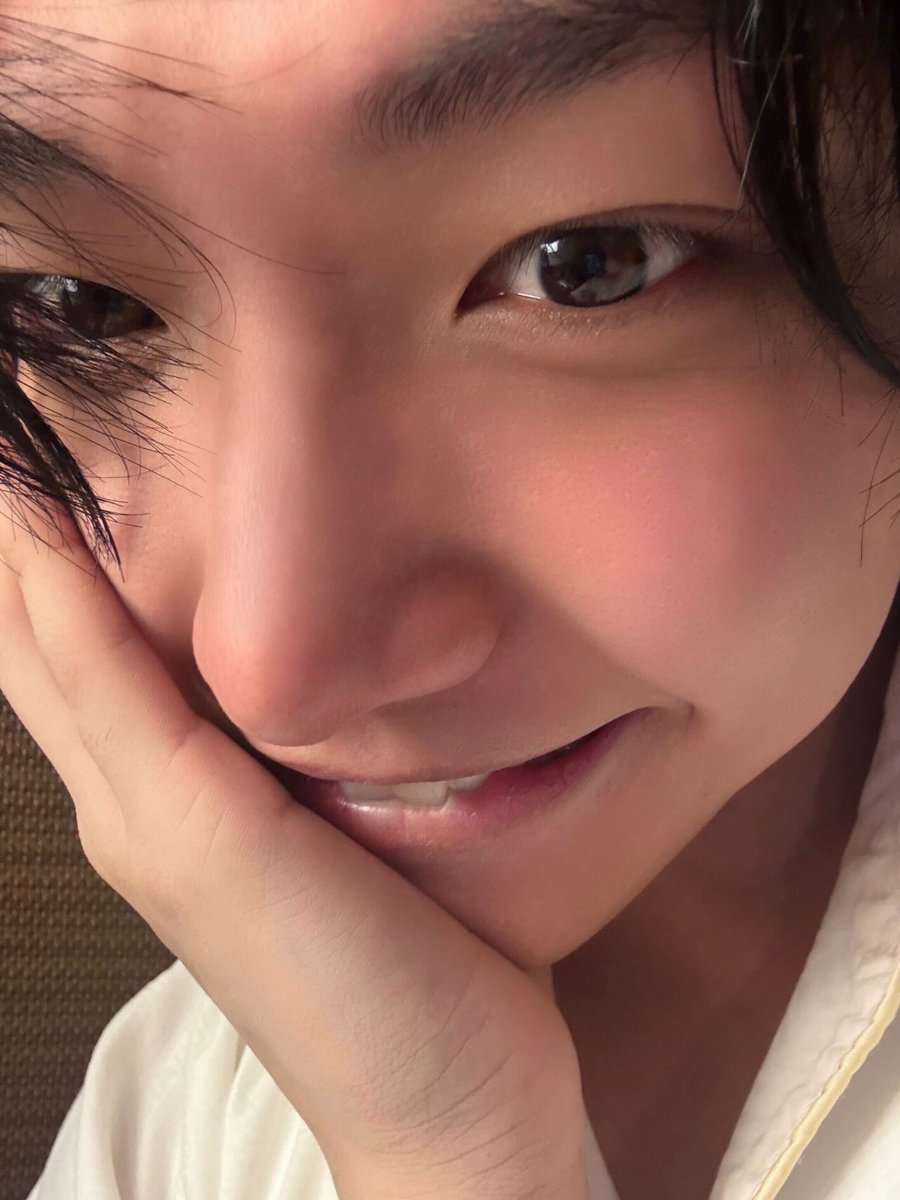 박대리 옆자리 태리 씨한테 이 사진 들키고나서 매도의 눈빛 받음
와 그렇게 안 봤는데 어린 애 만나시네
.
.
.
비결 좀 

박대리는 억울하다 이거 7층의 명대리인데..그인간도 지금 눈 아래 다크서클 매달고 야근 중인데..