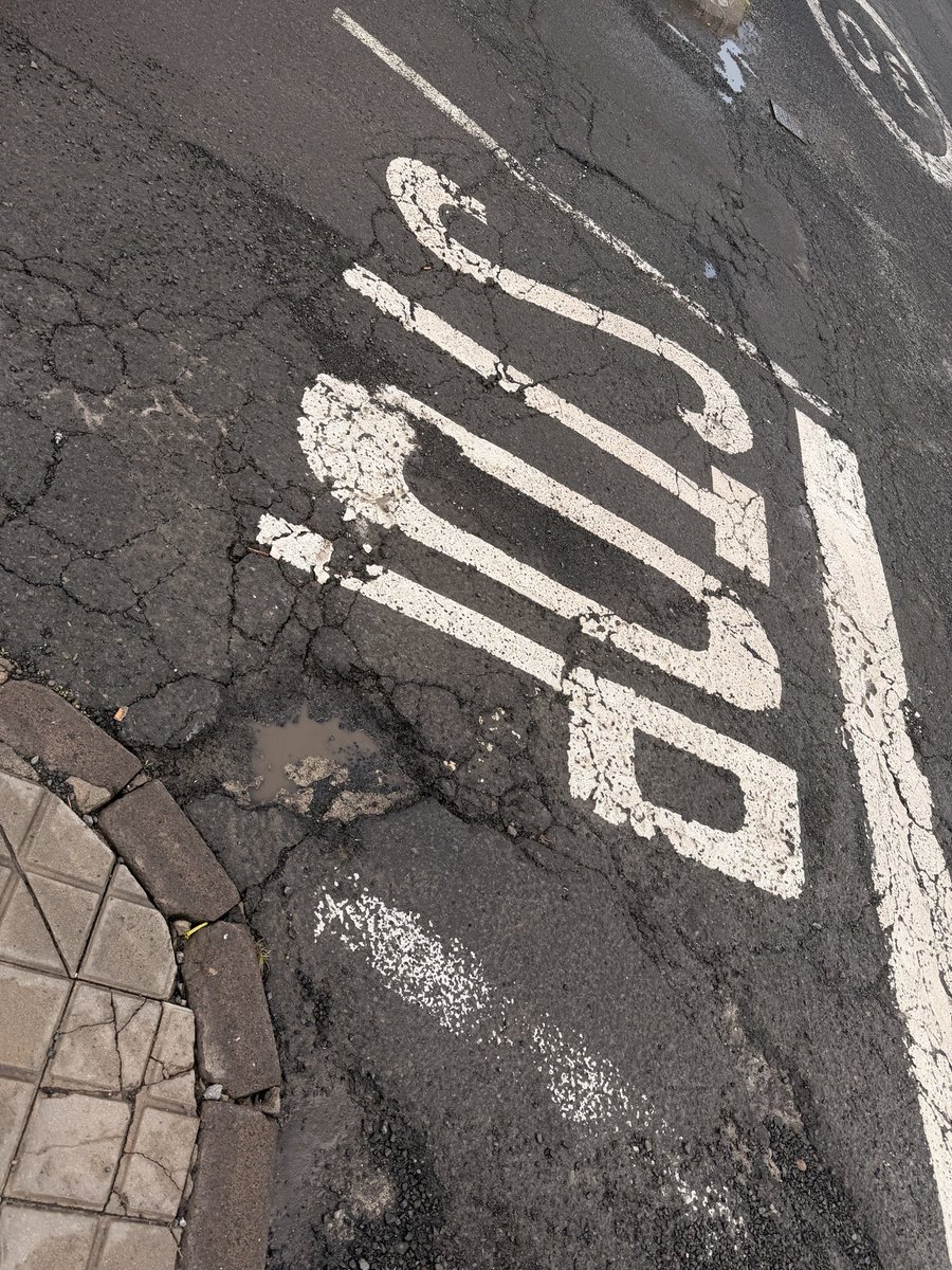 🔴 En <a href="/AlmatricheBajo/">Almatriche_bajo</a> los cráteres en la C/Juan Hidalgo se multiplican. Vamos a retuitear la denuncia para que el concejal <a href="/carlosdm88/">Carlos Diaz</a> de <a href="/VyOAlumbLPGC/">Vías y Obras y Alumbrado LPGC</a> solucione este problema que pone en peligro a vecinos, vehículos y motoristas.  SOLUCIÓN YA!