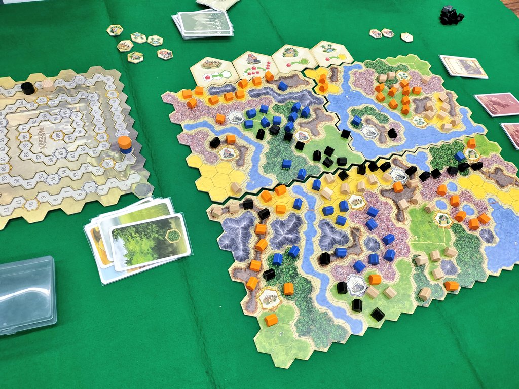 nnucatan's tweet photo. 【#KINGDOMBUILDER #キングダムビルダー】
恋に恋焦がれる年頃ではないが、キンビルに恋焦がれたワイがようやく遊べたゲー✌️本作を愛する方々と同卓し圧倒的な格の違いを見せつけられたが、それは愛するが故❤簡単ルールなのに深みがあってめっさえー!こういうのでいいんだよ、こういうので!!! https://t.co/cGwyNEEaDN