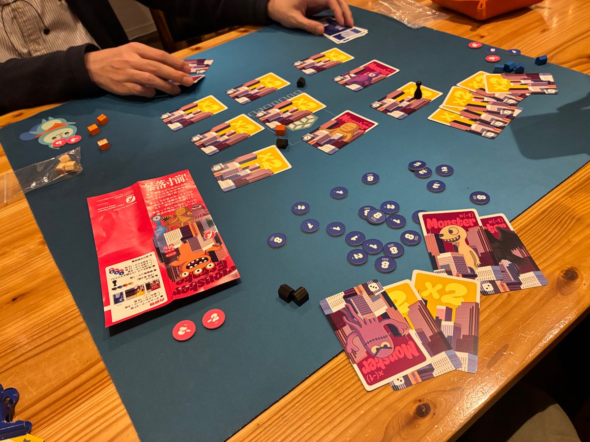 モンスター不動産
🎲振り、その分コマが動き(公開済み飛ばす)止まったとこのカードが公開
その後どこかのコマを得点にするか、しないか
得点は駒の周囲の表のカード
手札がありちょっとだけ比率がわかる
順位に応じてて手札増える
シンプルで良き、亜熱帯みたいに製品化されそう
#ボードゲーム