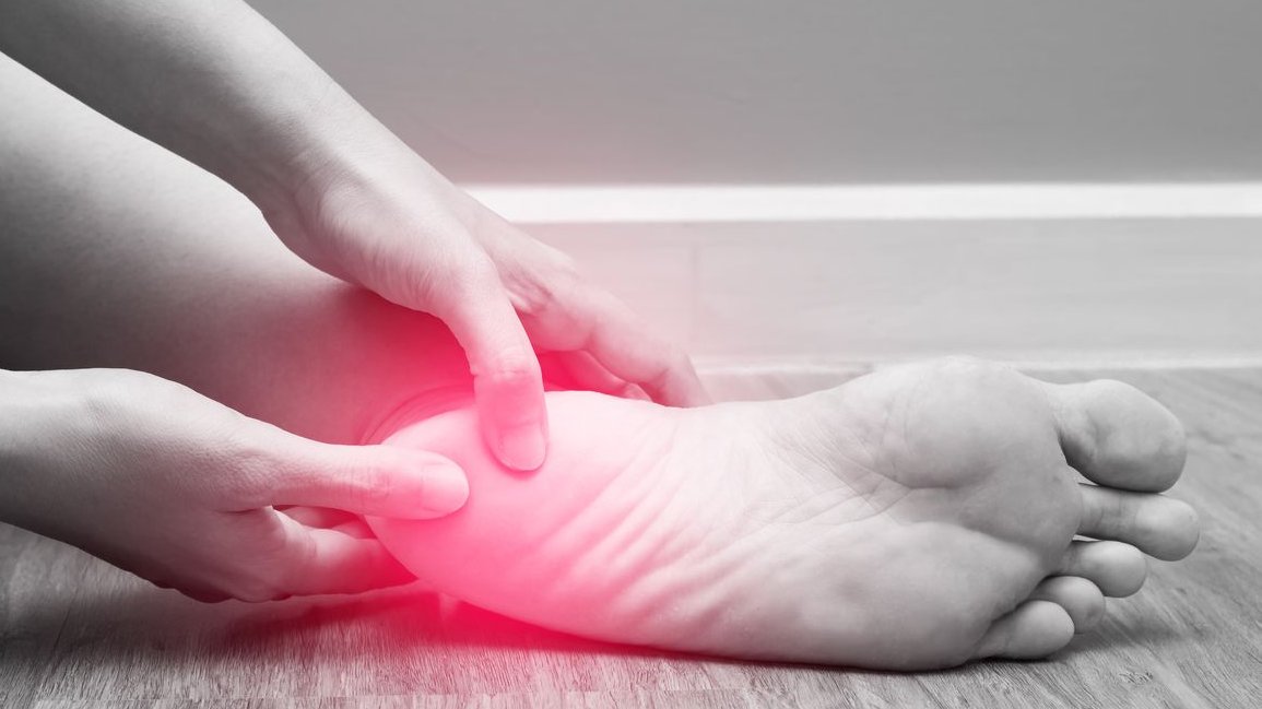 سؤال وجواب: عمري 39 سنة، وأشعر بثقل في القدمين بعد الوقوف المطوّل في المطبخ، مع شعور بالحرارة أو الوخز، كما أن كاحل قدمي اليمنى يتورّم أحيانًا. ما السبب؟ 