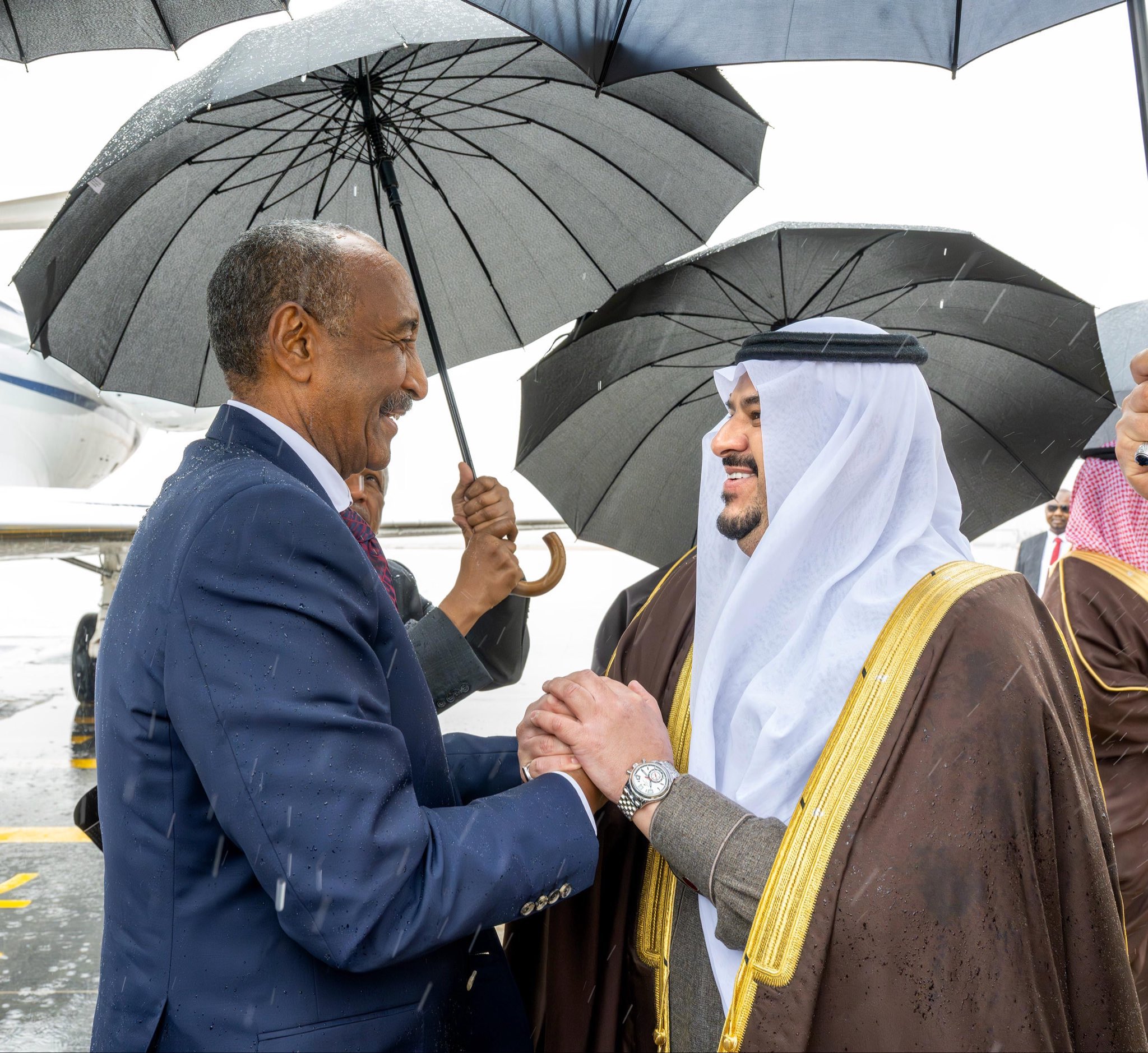 رئيس مجلس السيادة الانتقالي بجمهورية السودان يصل إلى الرياض وفي مقدمة مستقبليه نائب أمير المنطقة 