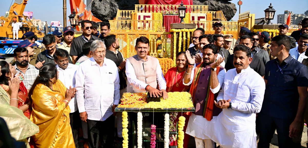 CMOMaharashtra's tweet image. यशोवान् कीर्तिमान् सामर्थ्यवान् वरद:|
पुण्यवान् नीतिवान् जनताजानन् राजा ||

🚩मुख्यमंत्री देवेंद्र फडणवीस यांनी पुणे येथे छत्रपती शिवाजी महाराज यांच्या अश्वारूढ पुतळ्याचे अनावरण केले. यावेळी मुख्यमंत्री फडणवीस यांनी छत्रपती शिवाजी महाराज यांच्या पुतळ्यास विनम्र अभिवादन केले.…