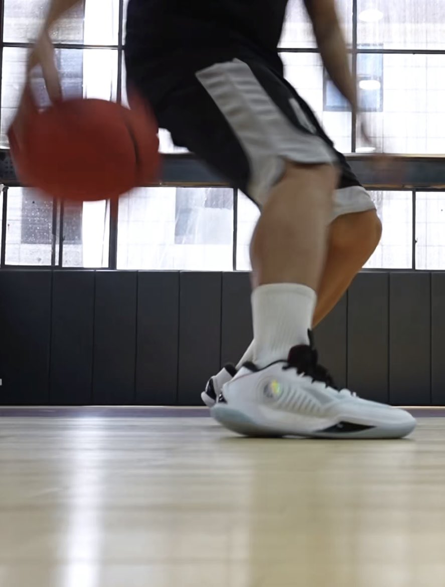 昨晚做了短暂的梦，梦里两个主角，我和我们班体委，开始在他骑着电车载我，我环抱于他，他精瘦结实的背散发着令人安心的汗味，感觉是我们刚恋爱不久，他邀请我去他的家庭聚会，我害羞婉拒他，梦就结束了，图片是当时篮球课拍的他，我并未于他有过多交集，只是在学校还偷穿他换下的高弹打飞机。回味悠长