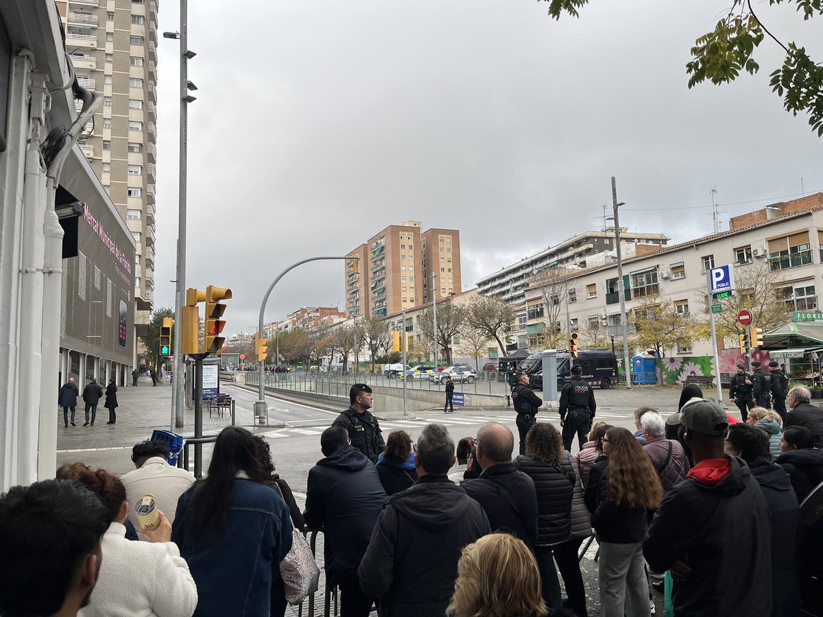 Fort desplegament policial moments abans q arribi el Borbó als voltants del mercat de la Florida.

El rebrem com es mereix ❤️‍🔥🚩