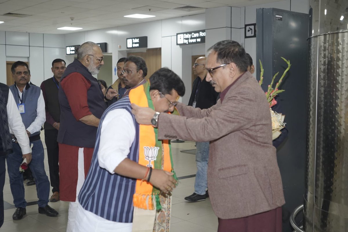Virend_Sachdeva's tweet photo. आज भारतीय जनता पार्टी के राष्ट्रीय कार्यकारी अध्यक्ष के रूप में नियुक्ति के बाद प्रथम दिल्ली आगमन पर आदरणीय श्री नितिन नवीन जी का दिल्ली एयरपोर्ट पर सहृदय स्वागत एवं अभिनंदन किया।

संगठन के प्रति आपकी वैचारिक निष्ठा, ऊर्जावान नेतृत्व और निरंतर कर्मठता कार्यकर्ताओं के लिए प्रेरणास्रोत है।

आपके सफल एवं यशस्वी कार्यकाल हेतु मंगलकामनाएँ।
 
@NitinNabin