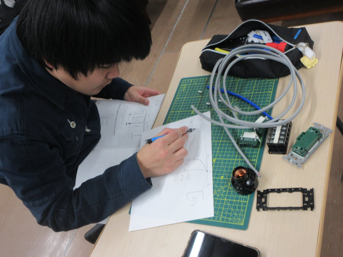 nkhs_hd's tweet photo. 第二種電気工事士の技能試験が無事に終了し、今年の資格試験は一区切りです

１か月後の合格発表を楽しみ待ちましょう

#日本工学院 #北海道 #専門学校 #電気工学科 #ニコキタ #電気工事士 https://t.co/typmMtdQdQ