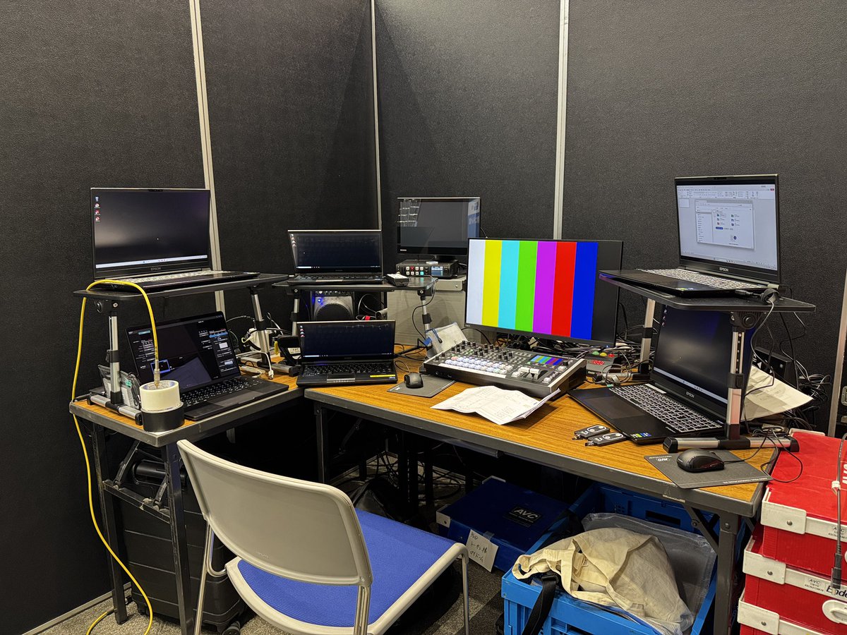 D_Frog_'s tweet photo. PC6台とFIX収録のオペ🤤
これv800の時はこれにミキサー置いてたと思うとスマートになったもんだとしみじみ、、、 https://t.co/jyu5FjQT3W
