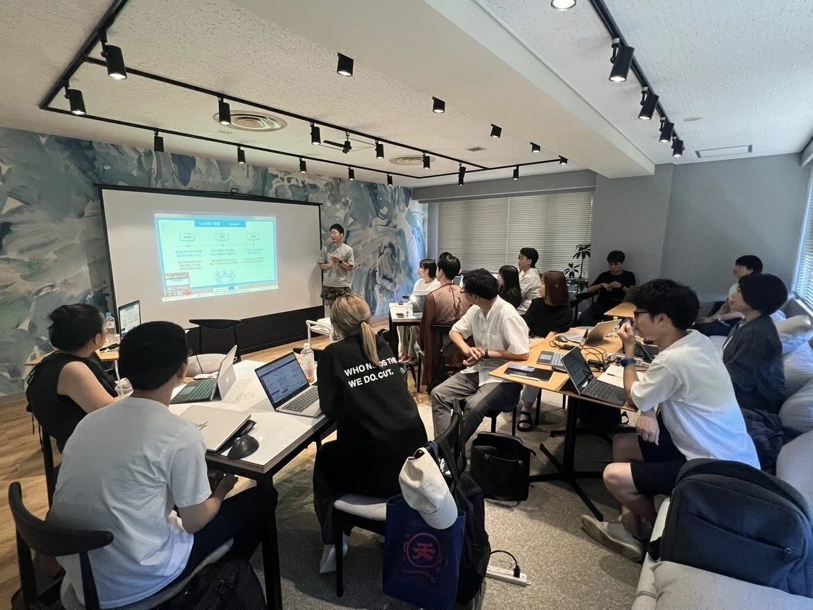toyomane's tweet photo. 300人が参加している弊社の資料作成コミュニティ「シリョサク！ラボ」、今日リニューアルして「しごおもラボ」になりました。

資料を作って人を動かせると、めっちゃ仕事おもしろくなります。

👇メンバーじゃなくても中身がのぞき見できるようになったので、ぜひチラッと見て行ってください。
https://t.co/1rFeX25mfI