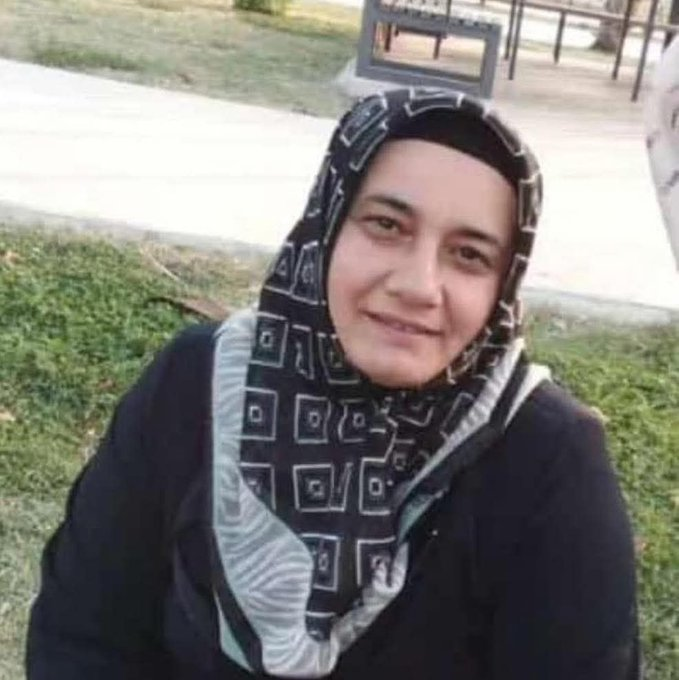 ciftlers76's tweet photo. Züleyha Demirci
KHK'lı öğretmen.
Eşi de KHKlı ve hapisteydi.
3 Çocuğuna bakmak için fabrikalarda çalıştı.
Eşi hapisten çıktı. 
Tam bir araya gelmişken  10 gün beyin kanması geçirdi ve bugün vefat etti.
Bir kere daha katil oldunuz @yilmaztunc 
ABV https://t.co/8vm7T0Uf27