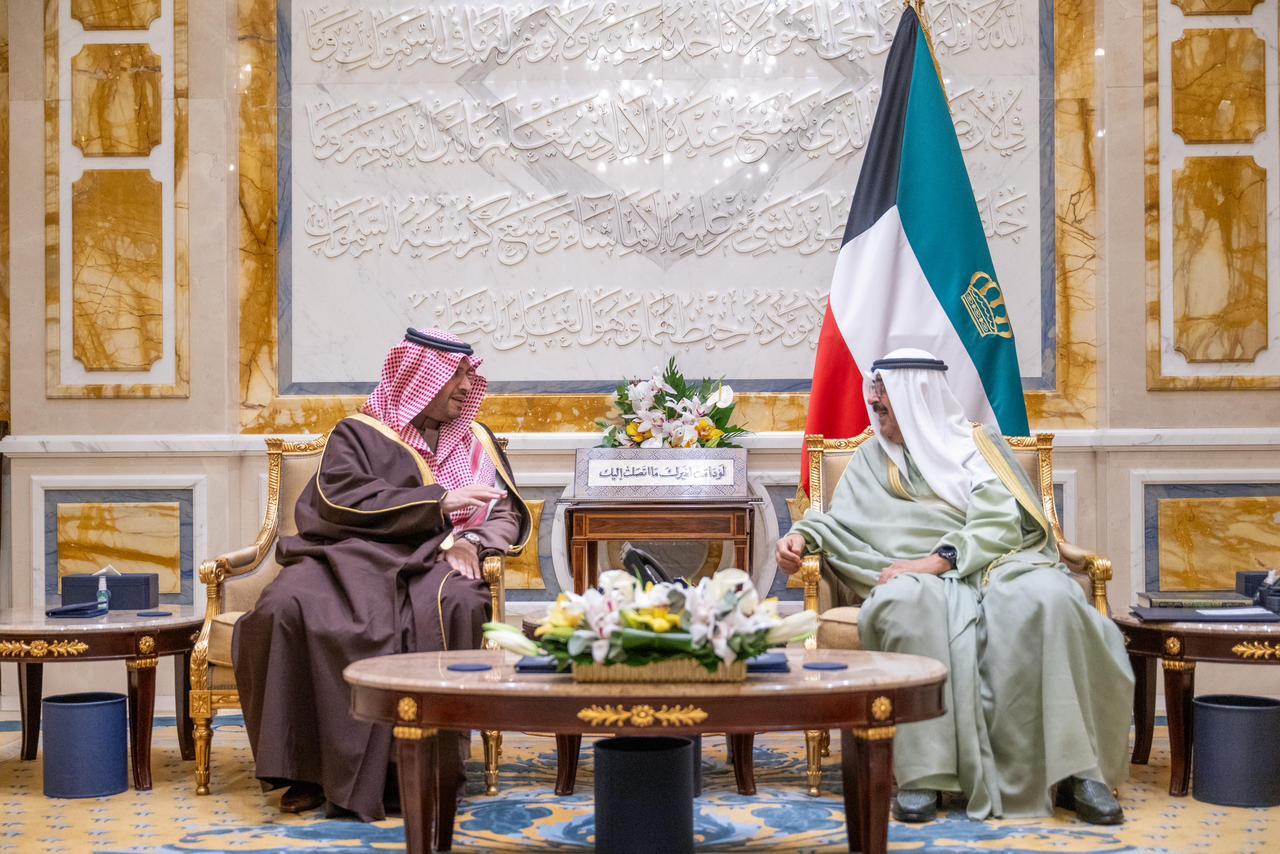 استقبل أمير الكويت، الشيخ مشعل الأحمد الجابر الصباح، اليوم في قصر بيان، الأمير تركي بن محمد بن فهد بن عبدالعزيز والوفد المرافق له، حيث نقل تحيات خادم الحرمين الشريفين وولي العهد، متمنياً لهما الصحة والعافية.. وجرى خلال اللقاء تبادل الأحاديث الودية واستعراض العلاقات الأخوية بين ال 