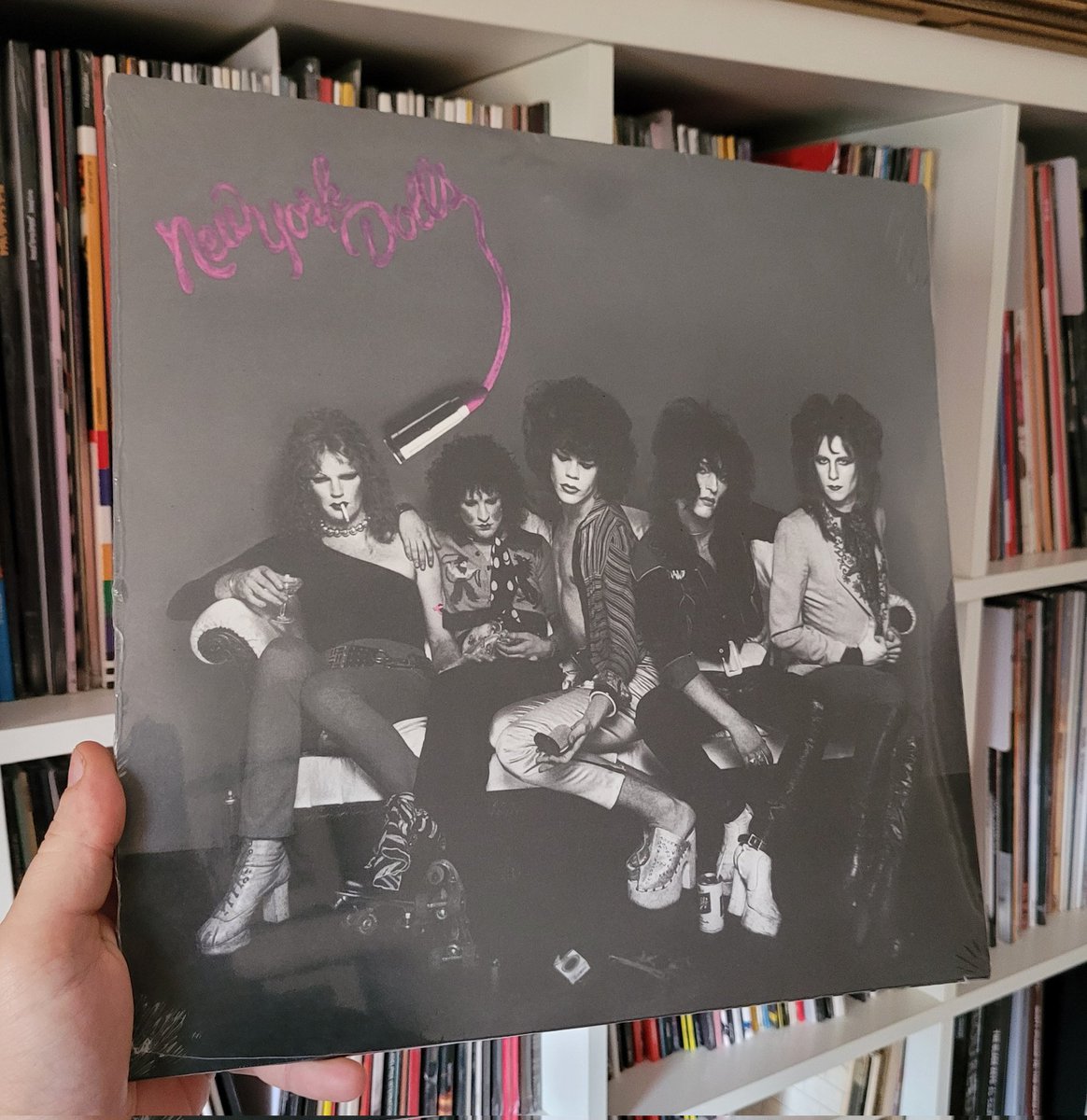 ModDogRecords's tweet image. #clásico El álbum debut de los NEW YORK DOLLS, "New York Dolls" (1973), pelotazo de glam rock, precursor del punk, producido por Todd Rundgren, un clásico del rock, infeccioso, libertino, político y enérgico.

🎶 Personal Crisis
open.spotify.com/track/4AwKXevZ…

👇🏼
moddogrecords.es/disco/new-york…