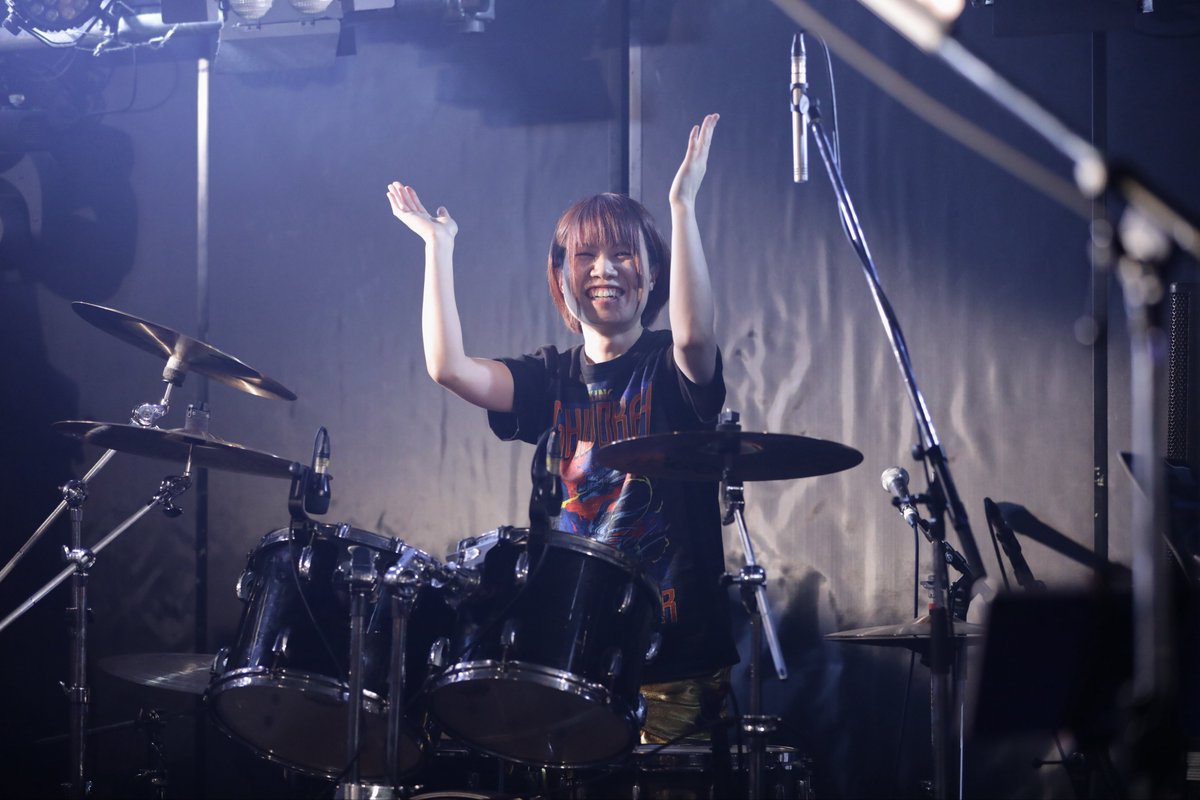 whiteriver21's tweet photo. Amvitionライブ&オフ会「我々ノ音楽ヲ新宿デ演奏サセロ!」
本気で演奏するステージ上の皆様に応えるべく、自分も本気で撮りました📸
来場者の皆様、こんな写真で良いでしょうか⁉️
でもライブ撮影ってやっぱり難しいなぁ…。
#Amvition
@sumito_amvition
@syu_amvition
🔽続きます🔽 https://t.co/SsXFyCCY3y