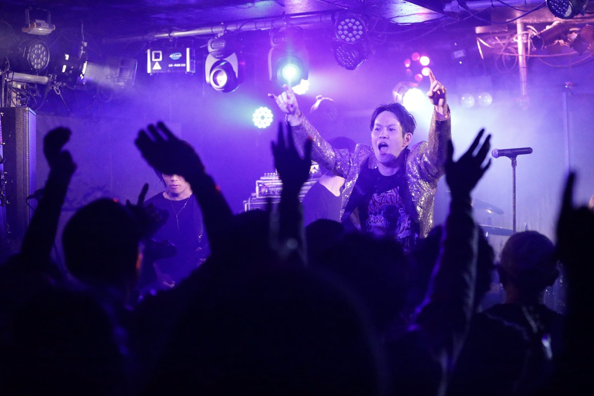 whiteriver21's tweet photo. Amvitionライブ&オフ会「我々ノ音楽ヲ新宿デ演奏サセロ!」
本気で演奏するステージ上の皆様に応えるべく、自分も本気で撮りました📸
来場者の皆様、こんな写真で良いでしょうか⁉️
でもライブ撮影ってやっぱり難しいなぁ…。
#Amvition
@sumito_amvition
@syu_amvition
🔽続きます🔽 https://t.co/SsXFyCCY3y