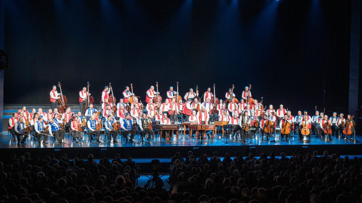 TheDCmagazine's tweet image. Veče u Sava centru obeležio je koncert 100 Tagú Cigányzenekar. Spoj romske tradicije i klasičnog repertoara doneo je snažno muzičko iskustvo koje se pamti i nakon poslednje note.
Više na: shorturl.at/C01mW
#DiplomacyAndCommerce #Kultura #Muzika #SavaCentar