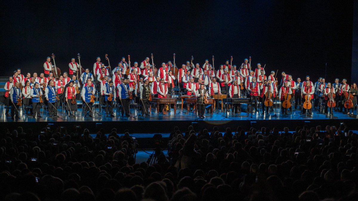 TheDCmagazine's tweet image. Veče u Sava centru obeležio je koncert 100 Tagú Cigányzenekar. Spoj romske tradicije i klasičnog repertoara doneo je snažno muzičko iskustvo koje se pamti i nakon poslednje note.
Više na: shorturl.at/C01mW
#DiplomacyAndCommerce #Kultura #Muzika #SavaCentar