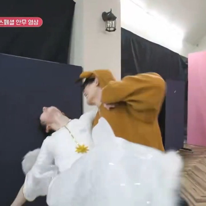 이로 tweet media